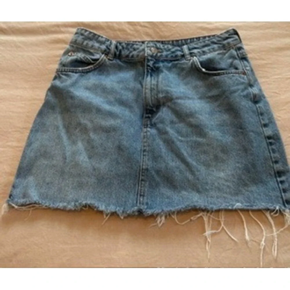 Topshop MOTO Blue Denim Mini Skirt Raw Hem High Waisted Size 10 Medium Wash
